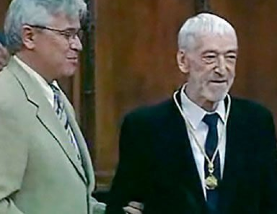 Vicente Ferrer receives Gold Medal of the City of Barcelona (Spain 2000)