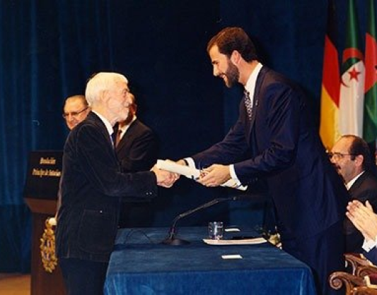 Vicente Ferrer receives the Prince of Asturias Award for Concord (Spain, 1998)