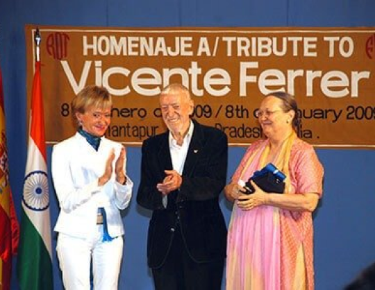 Vicente Ferrer is honored with the Grand Cross of the Order of Civil Merit awarded by the Minsitry of External Affairs (Spain, 2009)