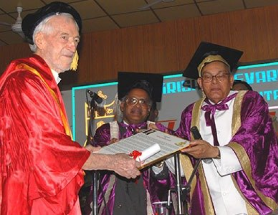 Vicente Ferrer receives honorary doctorate degrees from S.K. University (Anantapur, 20017) , University of Valencia (Spain, 2000) and University of Huelva (Spain, 2001)