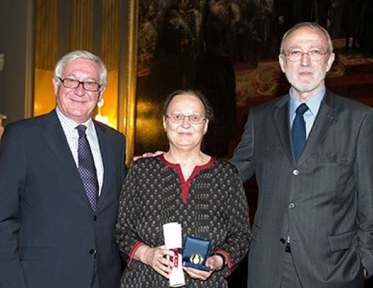 The Senate of Spain awards Vicente Ferrer with the Gold Medal posthumously (2009)